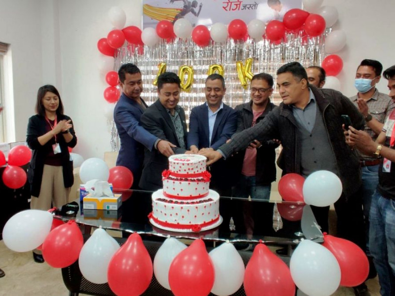 डिसहोम फाइबरनेटका प्रयोगकर्ता १ लाख पुगेको अवसरमा केक काटेर खुसियाली